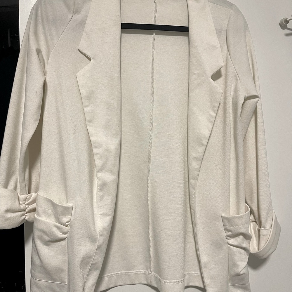 White blazer detail sleeve